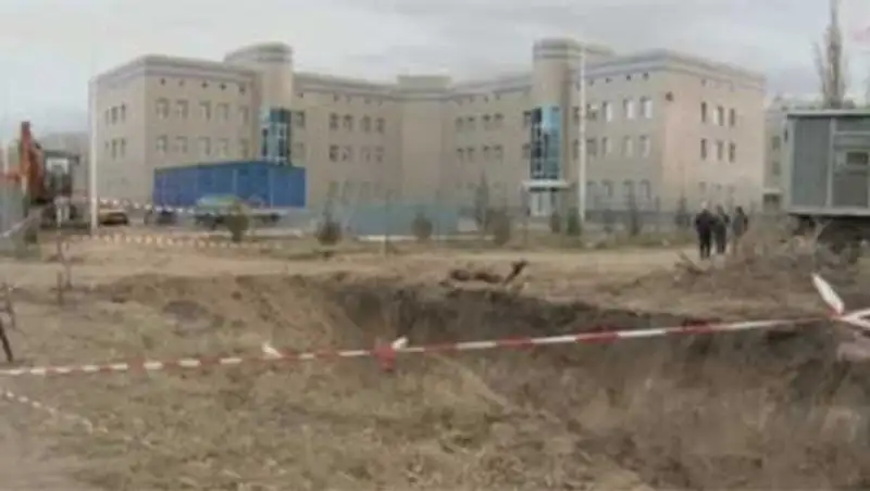 Павлодарцы пятый месяц ожидают открытия новой поликлиники, фото - Новости Zakon.kz от 05.11.2013 21:32