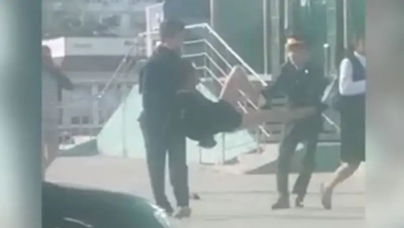 Задержание мужчины в женской одежде прокомментировали в полиции