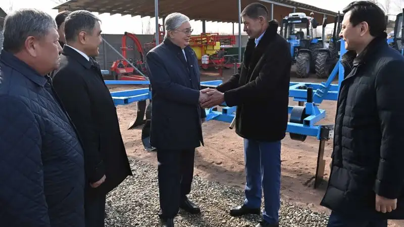 Токаев посетил сельскохозяйственный кооператив в селе Талас Байзакского района
