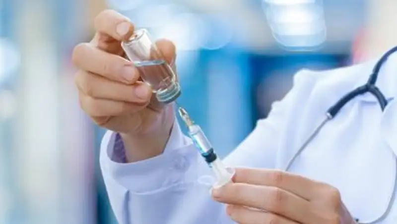 Когда стоит привиться переболевшим COVID-19, рассказал врач