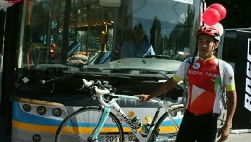 Первые автобусы с велосипедными креплениями запустили в Алматы