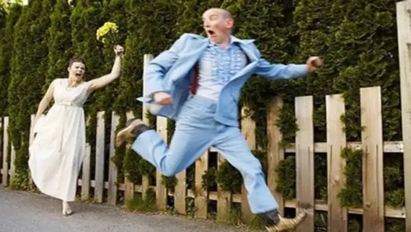 Парень сбежал с церемонии, когда его девушка поймала букет невесты