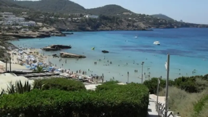 На Ибице женщина случайно сорвалась со скалы после предложения руки и сердца