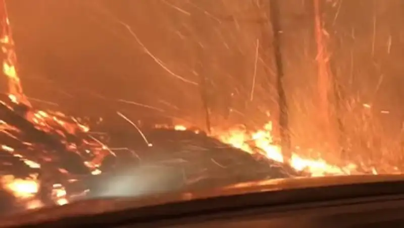 В США отец и сын проехали на автомобиле через огненный ад