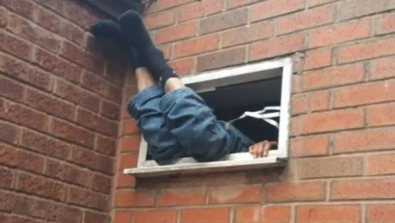 Грабитель-неудачник застрял во время миссии "Куры-гриль"