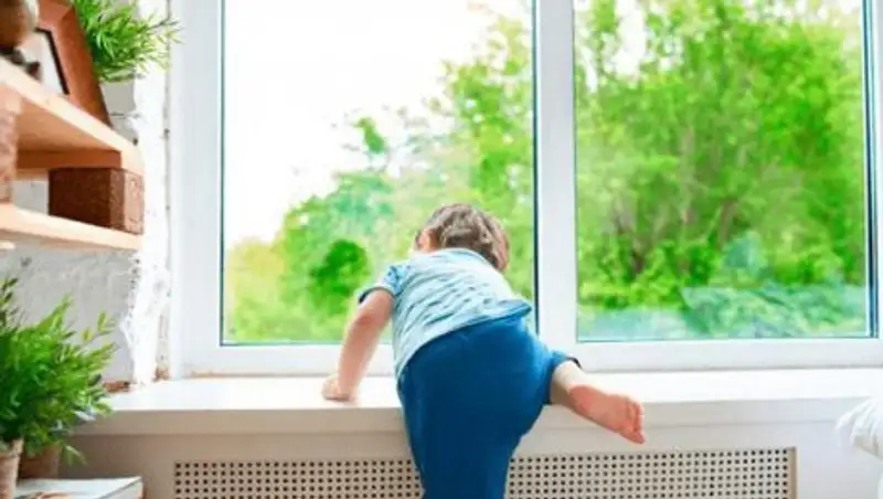 Двухлетний ребенок выпал из окна пятиэтажки в Павлодарской области