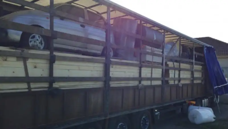 Из Казахстана в Кыргызстан вновь пытались провезти в фуре авто