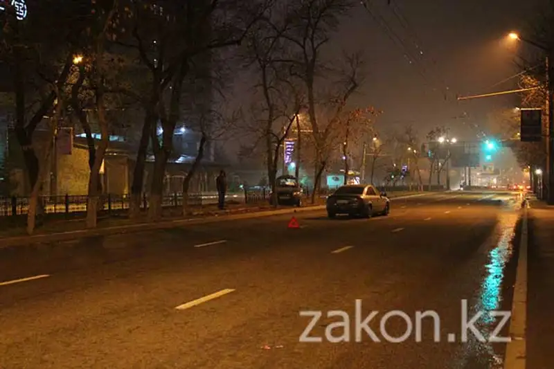 Тойота очутилась на разделительной аллее после неудачно совершенного маневра Тойота очутилась на разделительной аллее после неудачно совершенного маневра, фото - Новости Zakon.kz от 13.12.2013 16:23