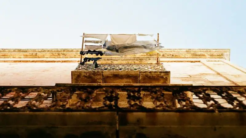 Висела на балконе и просила о помощи: женщина разбилась насмерть в Семее