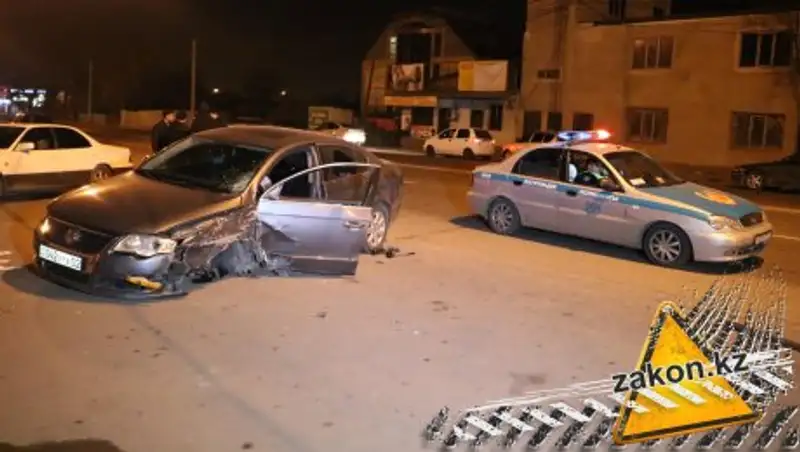 Предположительно пьяный водитель Volkswagen стал причиной ДТП в Алматы