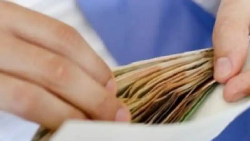 Новая система оплаты труда госслужащих не затронет судей и полицейских