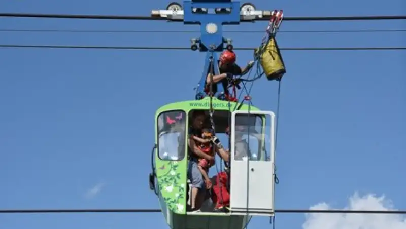 Кабинка с 18 людьми застряла на канатной дороге в горах Румынии