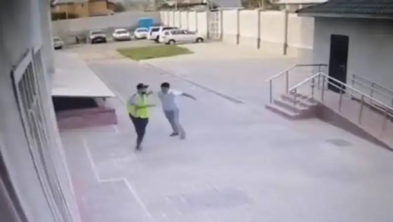 Появилось полное видео инцидента с избиением полицейского