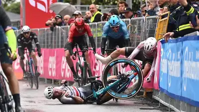 Велоспорт Джиро Падение, фото - Новости Zakon.kz от 11.05.2023 17:01