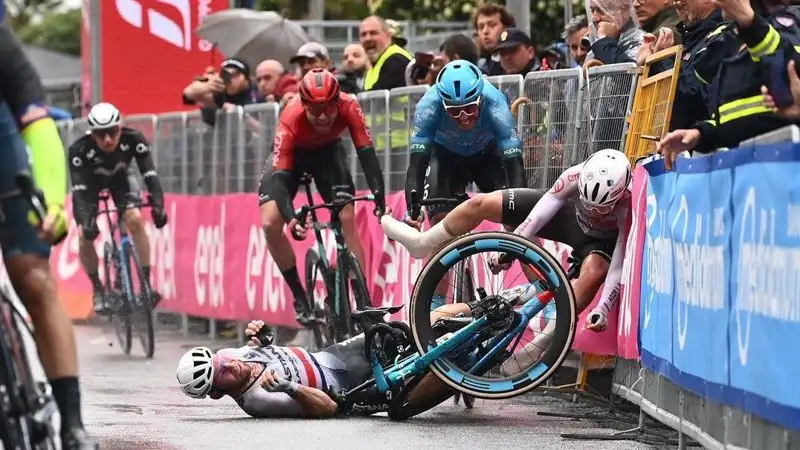 Лидер "Джиро-2023" Эвенепул потерял майку лидера из-за собаки