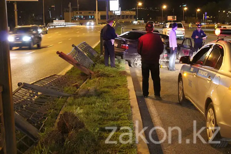 В Алматы водитель БМВ снес несколько метров разделительного ограждения на проспекте Аль-Фараби (фото), фото - Новости Zakon.kz от 15.04.2013 15:21