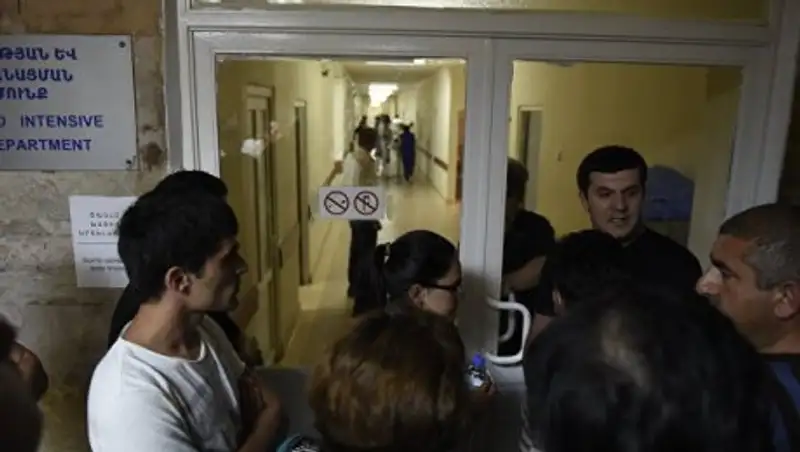 В Ереване сообщили об освобождении всех находившихся в заложниках медиков