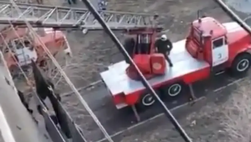 Пару из Караганды убедили лечь в больницу на карантин с помощью пожарной машины