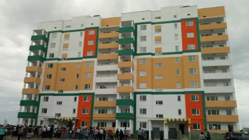 В Костанае в День столицы десятки семей отмечают новоселье