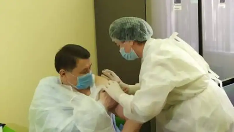 Бекшин привился от коронавируса