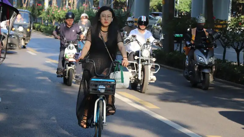 Китай Пекин велосипед девушка улица, фото - Новости Zakon.kz от 05.09.2023 14:20