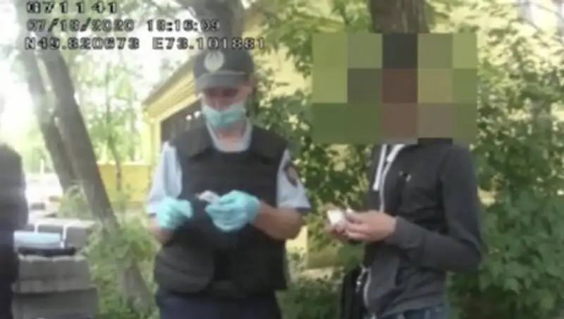 Карагандинца остановили за брошенный окурок и нашли у него 15 доз наркотиков