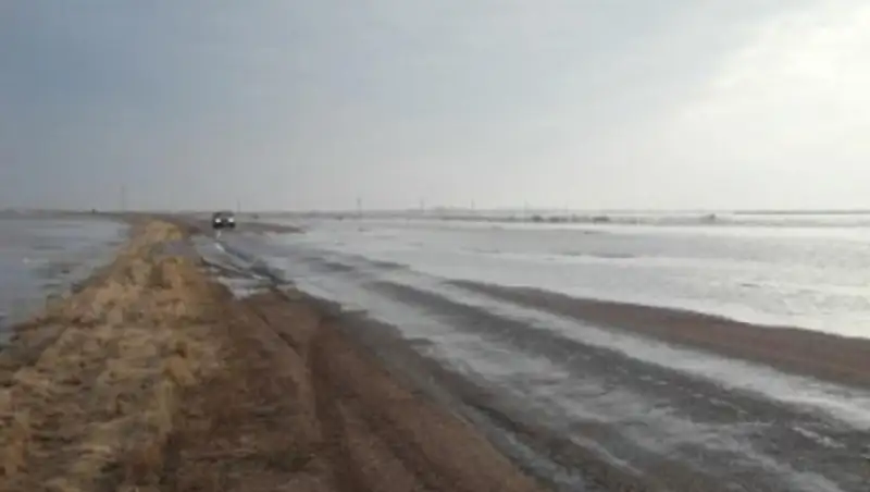 В трех областях РК из-за талых вод ограничено движение по трассам