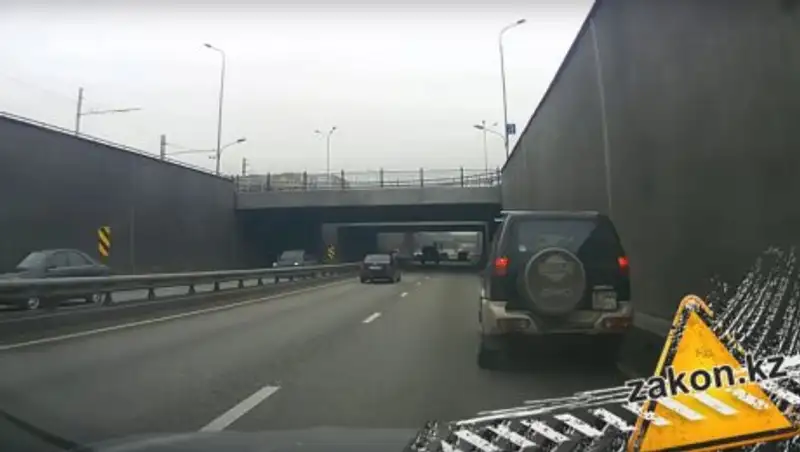 На грани: в Алматы у внедорожника на ходу чуть не отлетело колесо