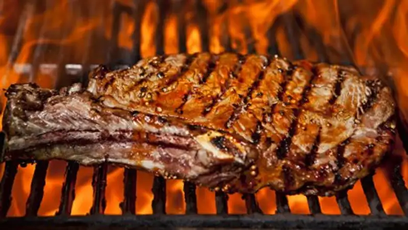 Ученые рассказали об опасности мяса, приготовленного на открытом огне
