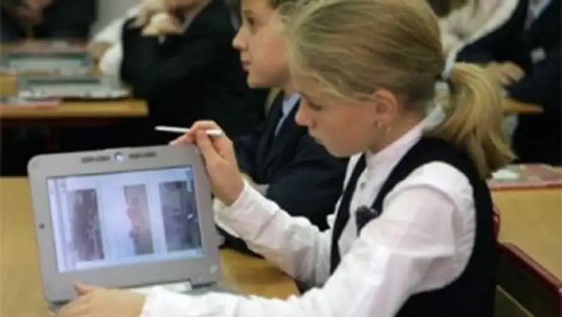 Жумагалиев поддерживает переход школьников на планшеты