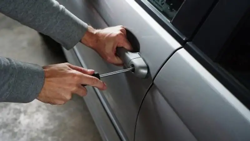 Мужчина угнал авто своей знакомой и перепродал его несколько раз