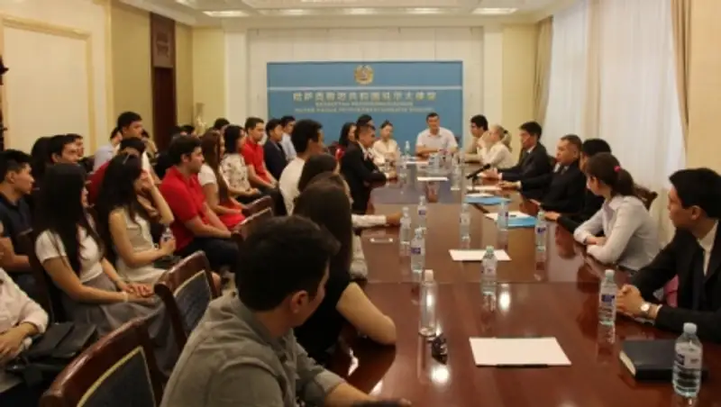 Посол Казахстана провел встречу с казахстанскими студентами в Китае