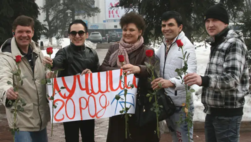 Участники проекта «Лучший город KZ» дарили женщинам цветы