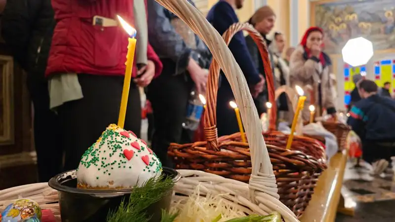 пасхальная служба, казахстанцы принеси куличи , пасху, яйца для освящения, фото - Новости Zakon.kz от 16.04.2023 02:58