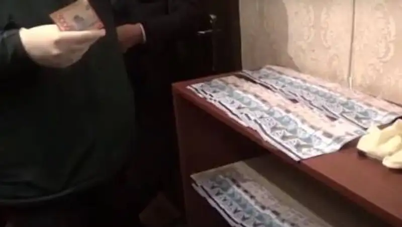 Сотрудник акимата СКО подозревается в получении взятки