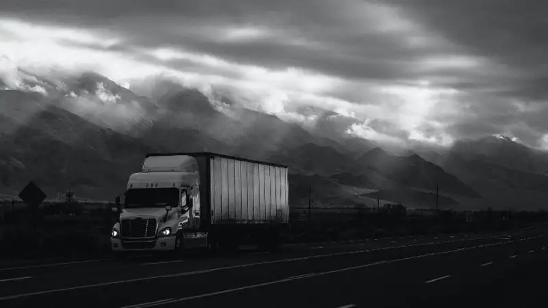 Еще двое казахстанских дальнобойщиков выехали из Украины