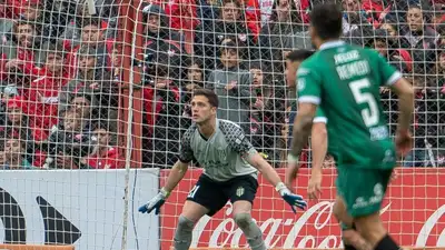 В чемпионате Аргентины вратарь потерял сознание, но не бросил команду, фото - Новости Zakon.kz от 05.09.2023 13:22