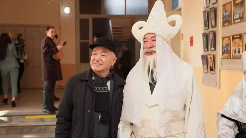 Персонаж казахской мифологии поздравил избирателей в Абайской области, фото - Новости Zakon.kz от 19.03.2023 10:21