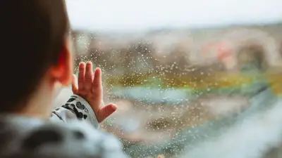 Двухлетний мальчик выпал из окна в Темиртау , фото - Новости Zakon.kz от 19.09.2023 03:40