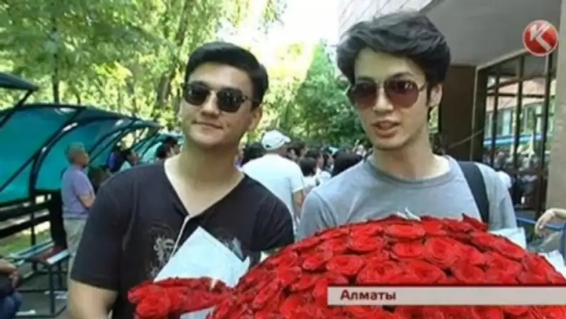 В Алматы выпускники скандировали речевки, пели песни и читали молитвы