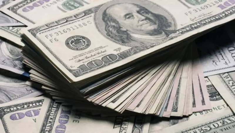 Курс доллара вырос на торгах в понедельник