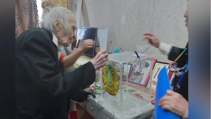 В Алматы проголосовал 102-летний ветеран Великой Отечественной войны