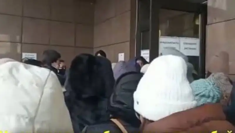 Толпу учителей сняли на видео в Алматы