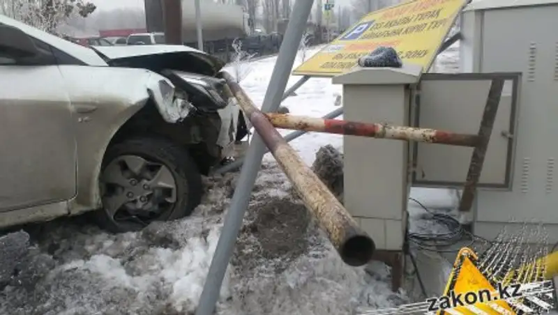 В Алматы Hyundai снес дорожные знаки и отбойник 