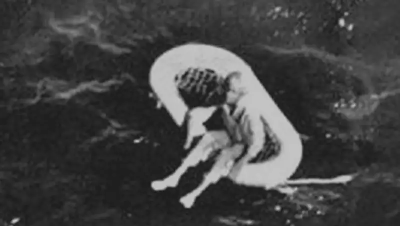 В 1961 году маленькая девочка была найдена в море