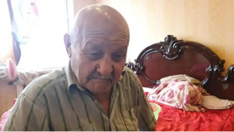 В Талдыкоргане семья многодетного таксиста приютила дедушку, которого выгнала внучка