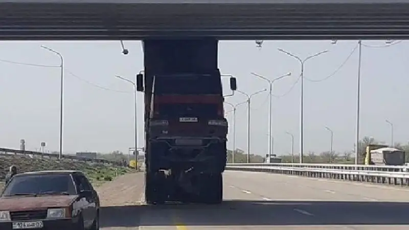 Грузовик кузовом зацепил мост и повредил билборд в Алматинской области