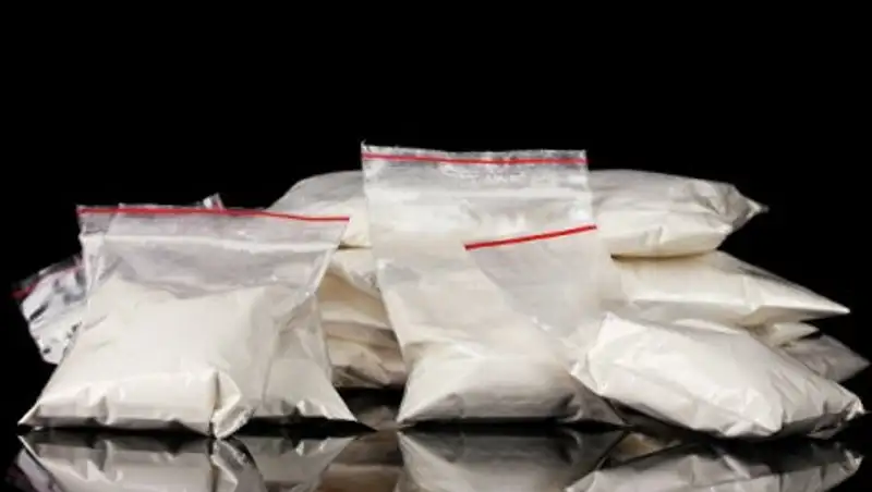 Наркодилер пыталась проглотить пакеты с героином при задержании