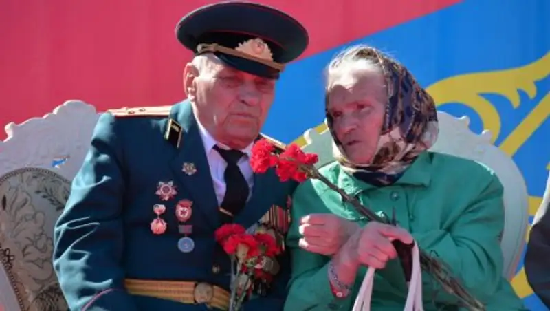 Уникальную ленту Победы с именами 66 героев-акмолинцев раздавали в Кокшетау