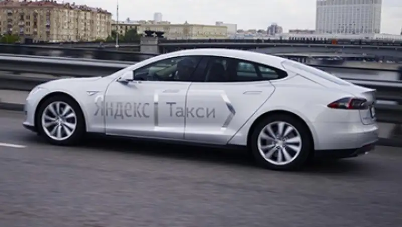 В Москве появились такси Tesla Model S